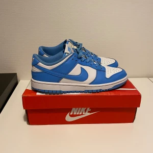 Nike dunk university blue - Säljer ett par dunks i bra skick för att de inte passar mig. De är köpta begagnat och den ena skon är lite sliten på sulan och vid tårna (se bild 4 och 5). Det finns bild på kvittot från förra säljaren. Pris kan diskuteras. Skriv om du undrar något!
