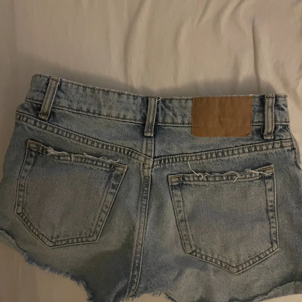 Säljer dessa low/mid waist zara jeans short som är skit snygga! Helt slutsålda o gpr inte o få tag på, köpte för 356kr. Shorts.