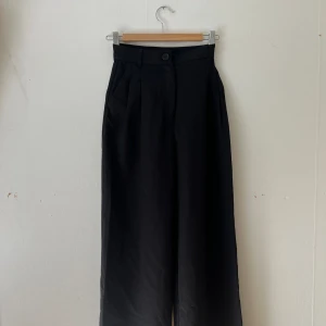 Kostymbyxor  - Oanvända kostymbyxor från Monki Lite långa på mig som är 155cm. 