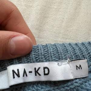 En jättemysig och fin tröja från NA-KD i storlek M men passar även i S som oversized💗💗 Jättemysig att bara ha på dig när man är t.ex man är sjuk eller bara sitter och chillar i soffan💗💗