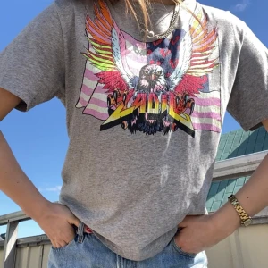 Grå t-shirt med print från Zadig & Voltaire - SÅ COOL grå t-shirt med prints på både fram- och baksida från Zadig & Voltaire! T-shirten är i 100% bomull och tyget är väldigt skönt och mjukt. Storleken är S och den är  oversized i modellen. Använd sparsamt. Nypris 1100 kr. 