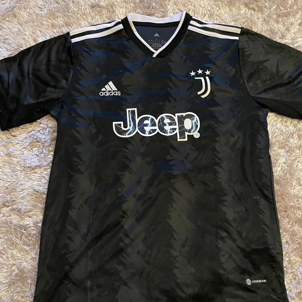 Säljer nu denna supersnygga Juventus tröja med Ronaldo på ryggen! Tröjan är helt oanvänd och passar storlek M/L. Skick 10/10. Skriv privat vid frågor!🤗. T-shirts.