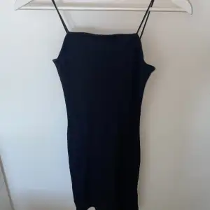 Fin enkel klänning i stl xs från bikbok. Kommer inte till användning. 