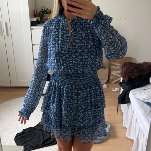 Zara klänning - Säljer denna helt oanvända klänningen som är slutsåld på zara! I storlek S 🥰 prislappen sitter till och med kvar 