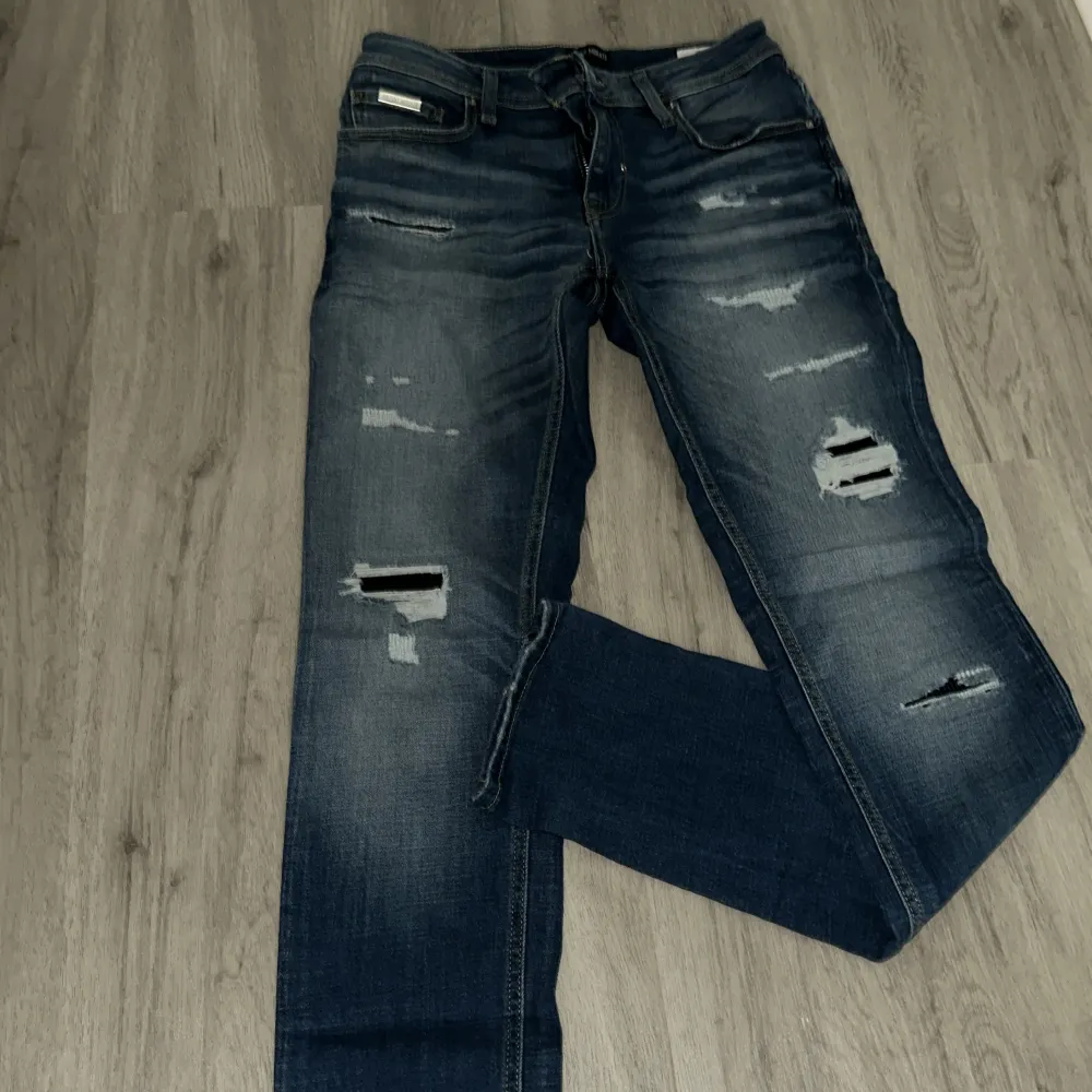 Jeans från ANTONY MORAT i storlek 30/30  TAPPERED   Aldrig använts sedan beställningen,  alltså så gott som nya . Jeans & Byxor.