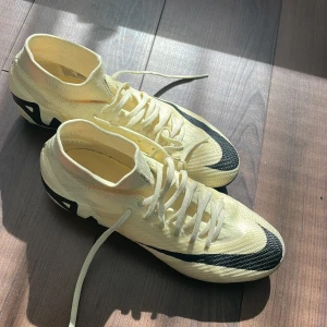 Nike Mercurial Superfly 9 Elite - För små. Hade på kanske 2-3 gånger. Nästan helt nya