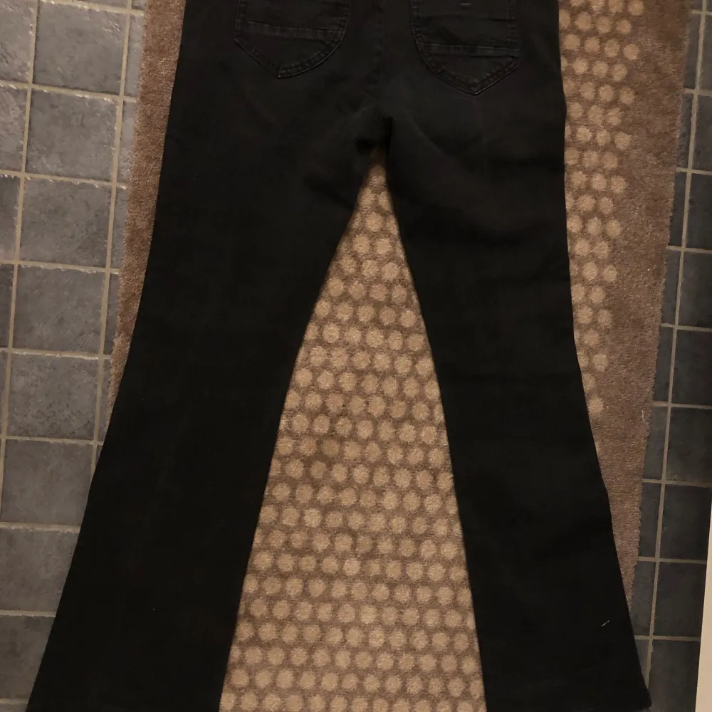 Säljer dessa svarta lågmidjade jeans eftersom de var för stora på mig tyvärr, jätte snygga😍 skriv privat för fler bilder eller mått . Jeans & Byxor.