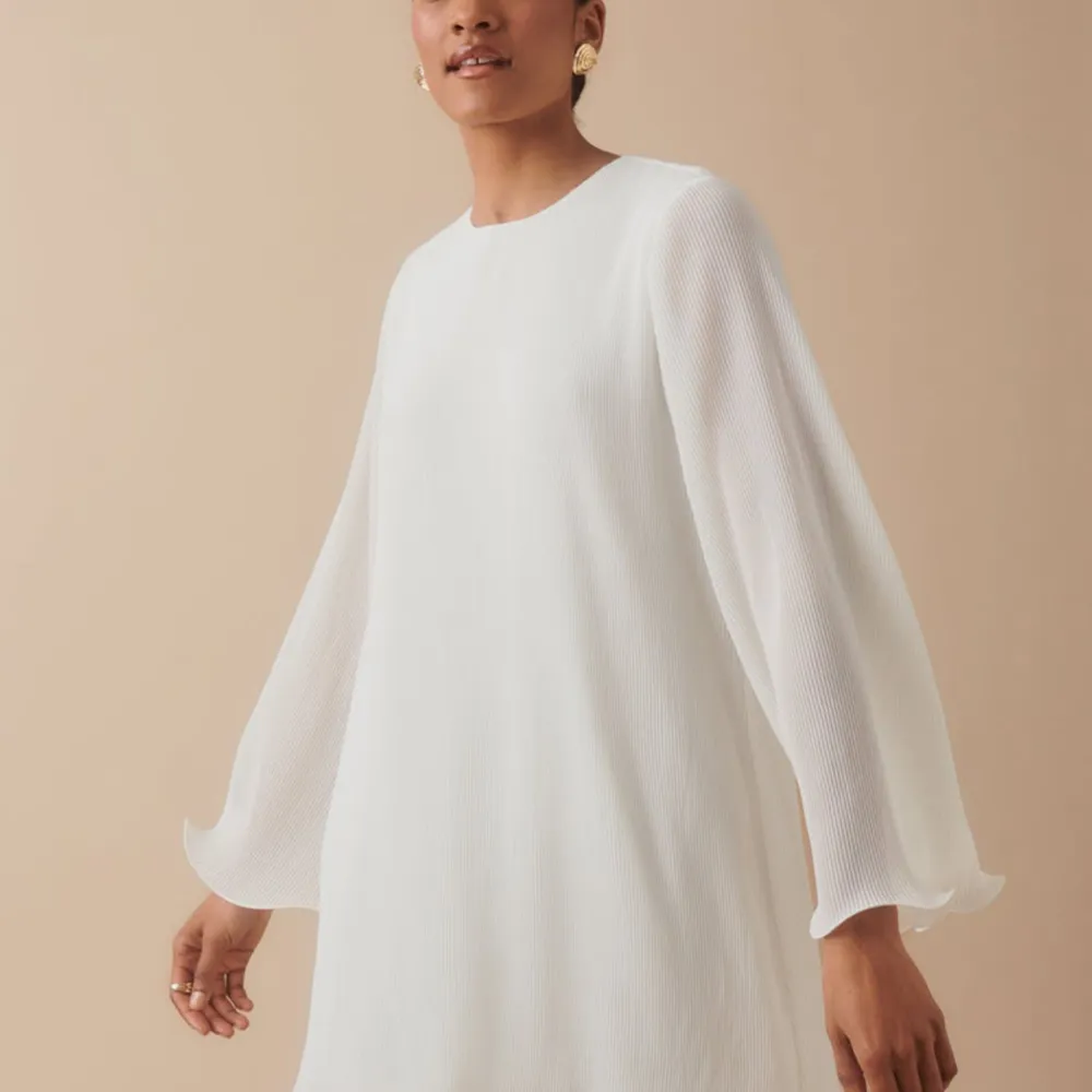 Säljer denna fina vita klänning ifrån Gina som är perfekt student eller avslutnings klänning. Den är aldrig använd och är så gott som ny! Nypris 599!. Klänningar.