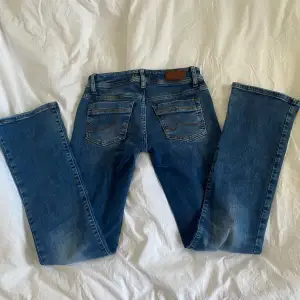 Blåa ltb jeans! köpta på vinted men va försmå, inga tecken på användning. I modellen Valerie, lappen är bortklippt men är 30 i längd och skulle gissa på ca 25 i midjemått💕skriv gärna privat för mer exakta mått och fler bilder!
