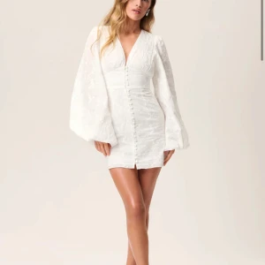 Adoore klänning Florence  - Säljer världens finaste klänning från adoore! Endast använd 2 gånger💞 Perfekt till studenten! 💞💞Helt slutsåld.
