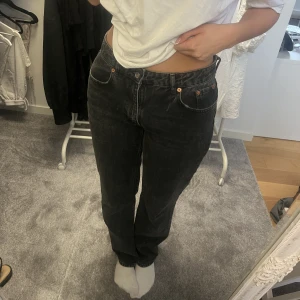 zara jeans - Så snygga lågmidjade/midwaist jeans från zara, sparsamt använda. Det är insytt ett snöre i midjan för att kunna dra åt dom runt midjan men inget som syns utanpå och kan enkelt ta bort det💞har klippt bort lappen med storlek men passar mig som har 36/38 