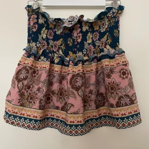 Kort kjol - En kort mönstrad kjol från SHEIN i storlek M. Aldrig använd 