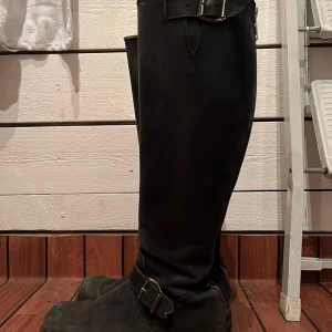Primeboots  - Knähöga Primeboots med stålhätta fram. Väl använda men har mycket kvar att ge. 