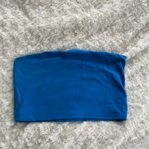 Blå tube top - Blå tube top från Weekday. Storlek M. Aldrig använd!💙