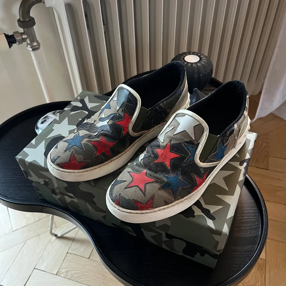 Valentino sneakers. Har målat på dem. Använt skick! Nypris ca 8000kr. Skor.