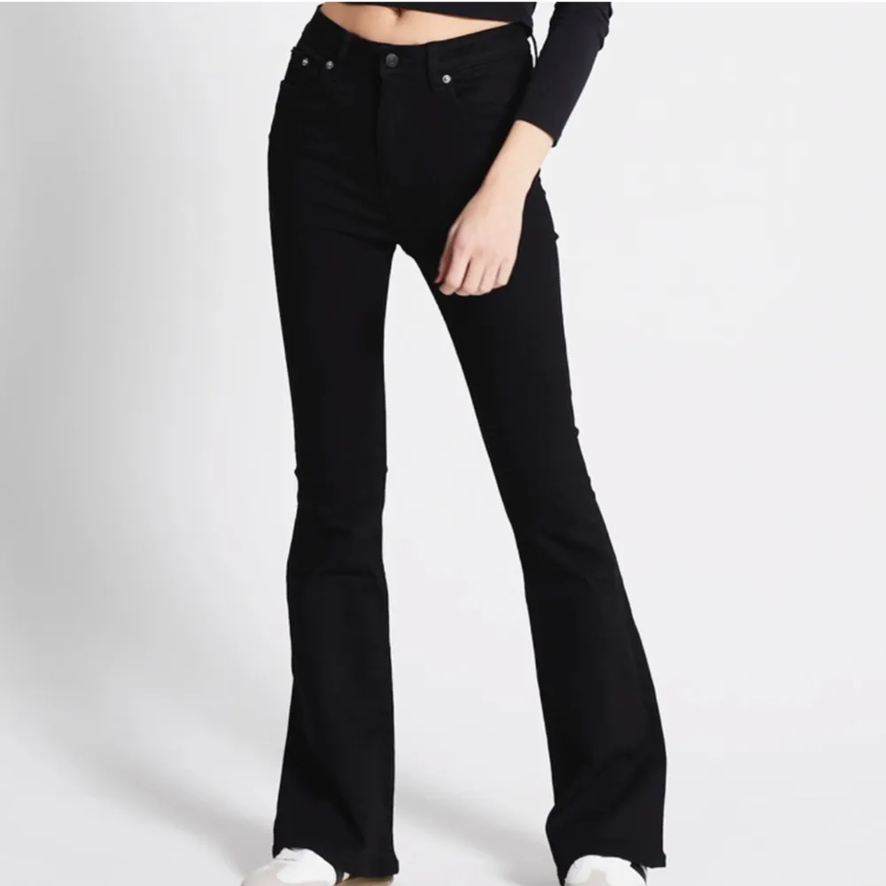Säljer just nu dessa svarta flare jeans  köpta på lager 157 för 300. Är i storleken M men passar mig som tar xs, s och ibland m. Passar även folk med större storlek då den är strechy. Jättebra skick! ‼️Kontakta mig innan ni trycker på köp nu‼️. Jeans & Byxor.