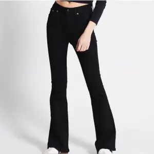 Säljer just nu dessa svarta flare jeans  köpta på lager 157 för 300. Är i storleken M men passar mig som tar xs, s och ibland m. Passar även folk med större storlek då den är strechy. Jättebra skick! ‼️Kontakta mig innan ni trycker på köp nu‼️