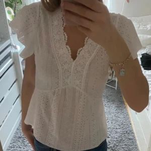 Blus  - Säljer denna jättefina t shirt då den inte kommer till användning längre💗