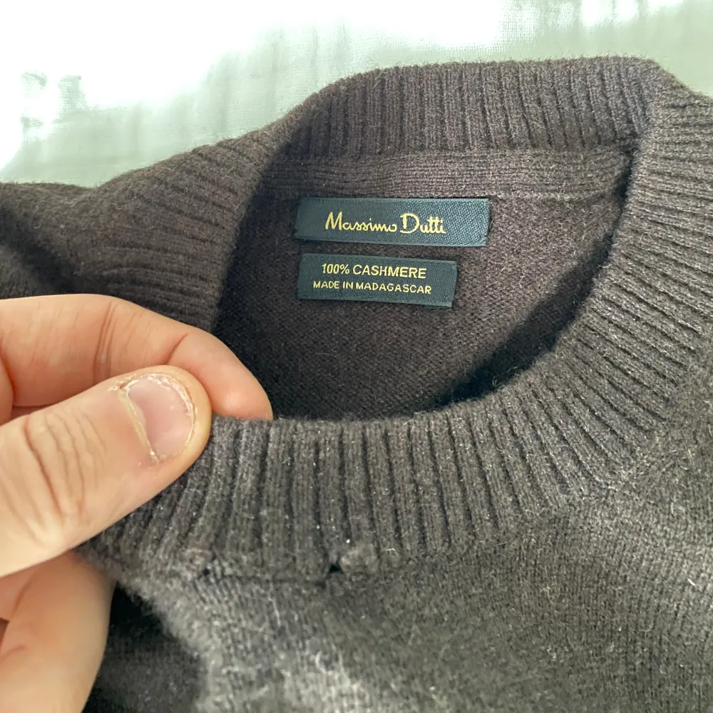 Säljer denna riktigt fina cashmere hoodie från Massimo Dutti. Det är 2 små hål vid kragen, men ej nopprig. Använd Max 4 gånger och färgen är i mörkbrun. . Tröjor & Koftor.