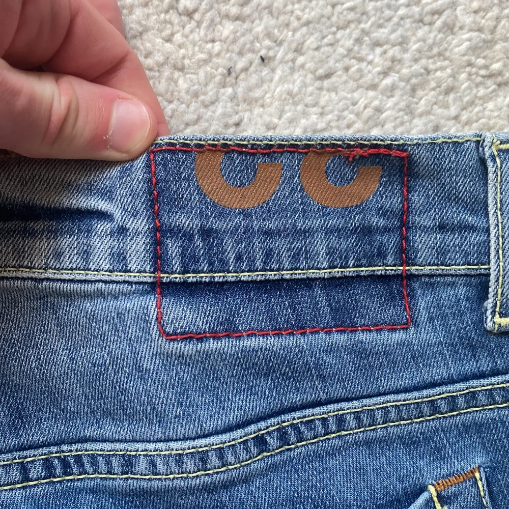 Säljer ett par Dondup George jeans i färgen mörkblå utan slitningar. Storlek 32 och är skick 9/10, fel fria. Vid frågor och funderingar är det bara att kontakta, Mvh Elephant Closet!. Jeans & Byxor.