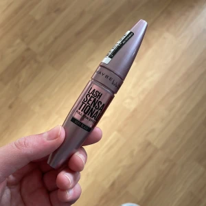 Oöppnad Mascara Maybelline Lash Sensational - Oöpnad, säljer för att jag köpte för många men sen började jag bygga fransar och vet inte vad jag ska göra med den nu, helt ny.