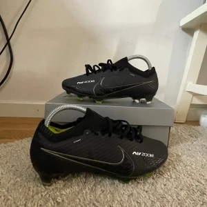 Fotbollsskor - Använda endast 1 gång då jag skulle se om dem passade. Inga skador utan jag säljer dessa pga att de inte passade mig när jag fick de. Dessa skorna är i strl ( 39 ). När vi skulle lämna tillbaka fanns det då ingen möjlighet för retur längre.. Kom (DM)