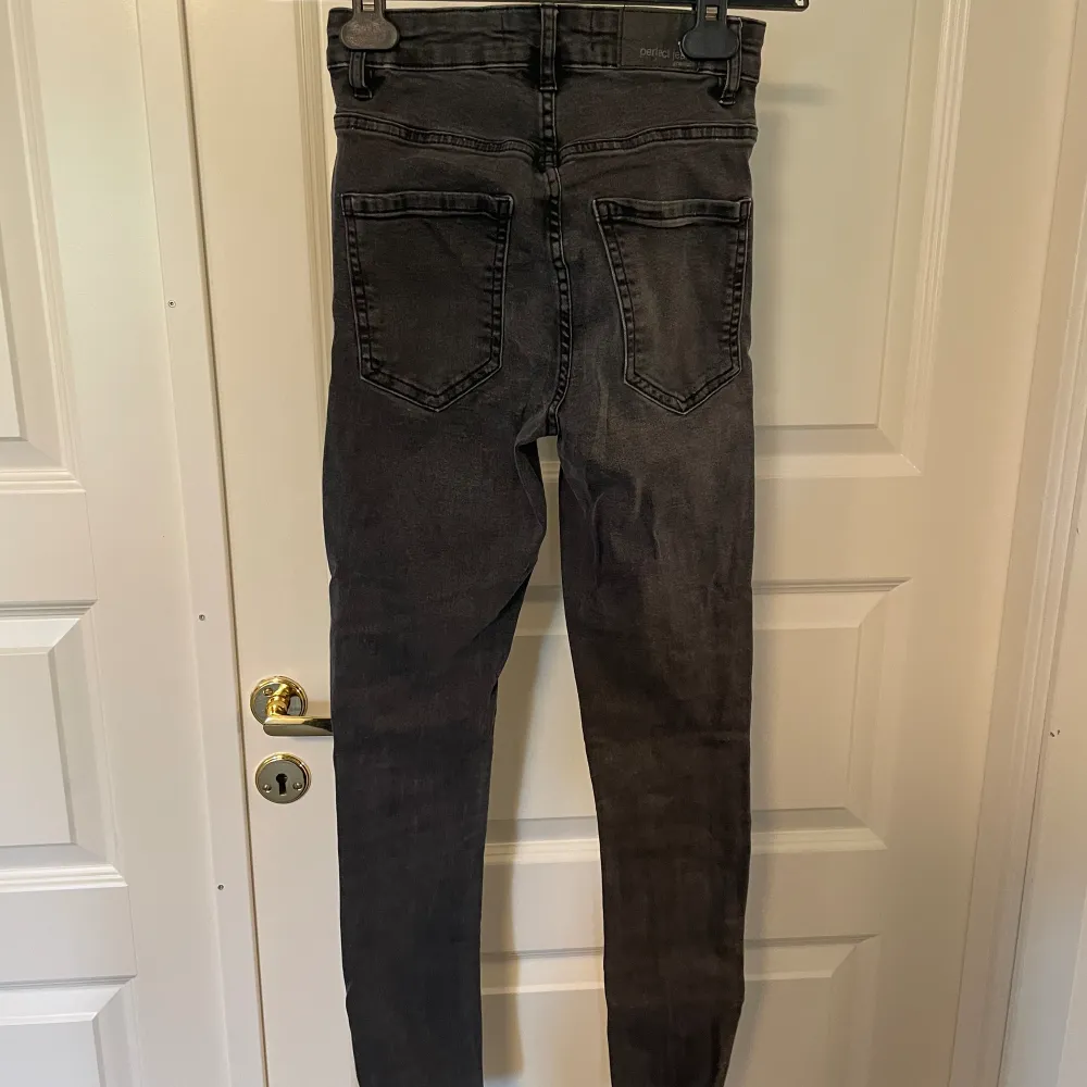 Skinny jeans från Gina Tricot. Använda men i fint skick. De är i grå-svart färg. Jeans & Byxor.