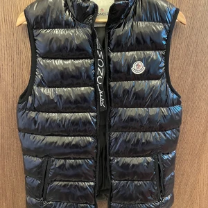 Moncler Väst - Bara använts några fåtal gånger  Tvivla inte på o skriva 