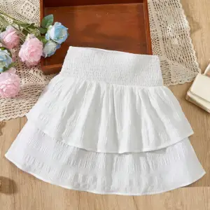 Super fin vit kjol! Skriv privat för mer bilder 💗 kjolen är i storlek XXS men passar som XS. Tar endast betalt via swish.