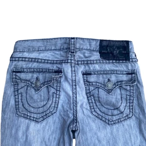 True religion jeans  - As feta gråa true religion jeans🔥🔥Dom är i storlek W36 och byxorna är i bra skick! Skriv om du har några funderingar 