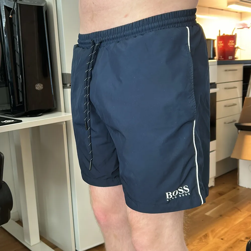 Badshorts från Hugo Boss, bra skick i storlek M.. Shorts.