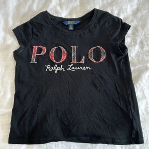 Polo-tshirt - Storlek 130/64 (passar en 11 åring). Är i mycket bra skick