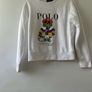 Ralph lauren  - Nu säljer vi denna feta Ralph lauren tröjan i storlek 165 M i barn storlek. Skick 7,5/10. Pris 299kr. Vi andra frågor eller funderingar är det bara att skriva. Mvh SVC!!!