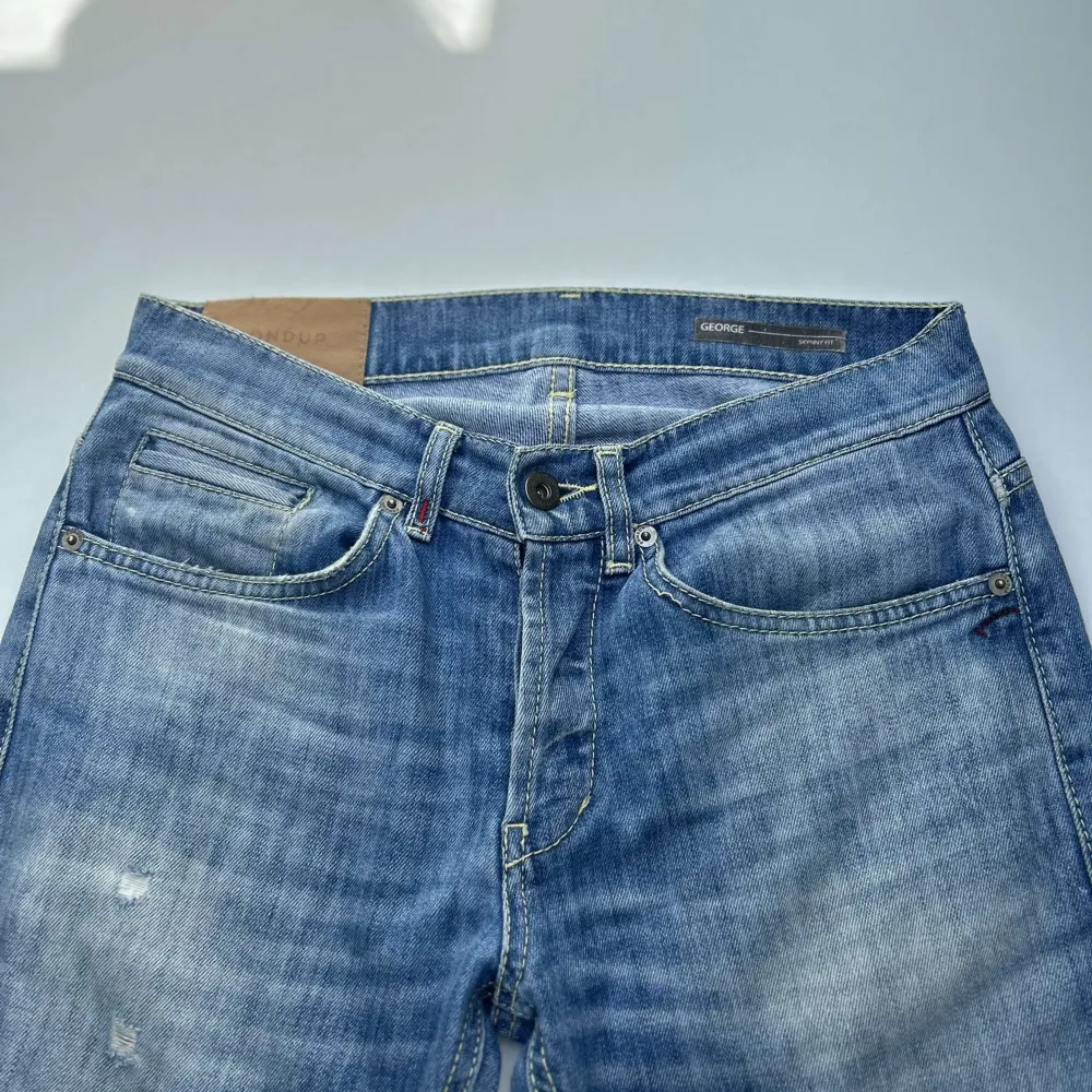 Säljer nu dessa dondup jeansen i färgen ljusblå som är i storlek 30. Skicket är 8,5/10 då det finns tecken på andvändning. Vid frågor och funderingar är det bara att höra av sig. Mvh SVC!!!!!. Jeans & Byxor.
