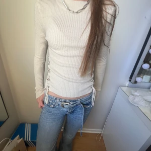 Tröja men knytning  - Skit snygg tröja med knytning vid båda sidorna! Stretchig så passar upp mot XS-M