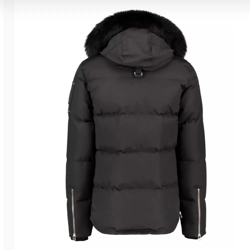 Intresse koll på min Moncler väst. Endast använd 1 gång och taggar och allt finns kvar. Går att skanna. Storlek S men passar M vilket motsvarar  Köpt för 11,999kr, hör av er vid frågor. Är öppen för bud. Jackor.