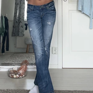 Bootcut jeans - midjemått: 36cm rakt över, innerbenslängd: 78cm 💗