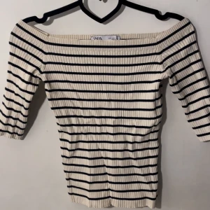 Randig off-shoulder topp från Zara💓💓 - Säljer denna fina toppen från Zara då den inte kommer till användning. Bara använd en gång, är i nytt skick🤩. Ser liten ut på bild men är stretchig! Orginalpris 299kr, säljs nu för 139kr. Priset kan diskuteras💞