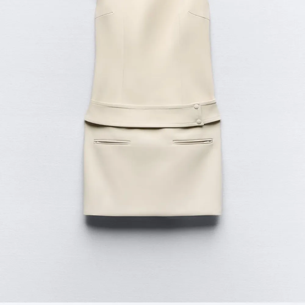 Söker denna fina kostymklänningen från zara i vit/beige. Meddela gärna om du/ du vet någon som har och är intresserad att sälja!. Klänningar.