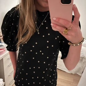 Prickig tröja - Gullig tröja med prickar. Jag tror att den är från Lindex men lappen är borta. 💕