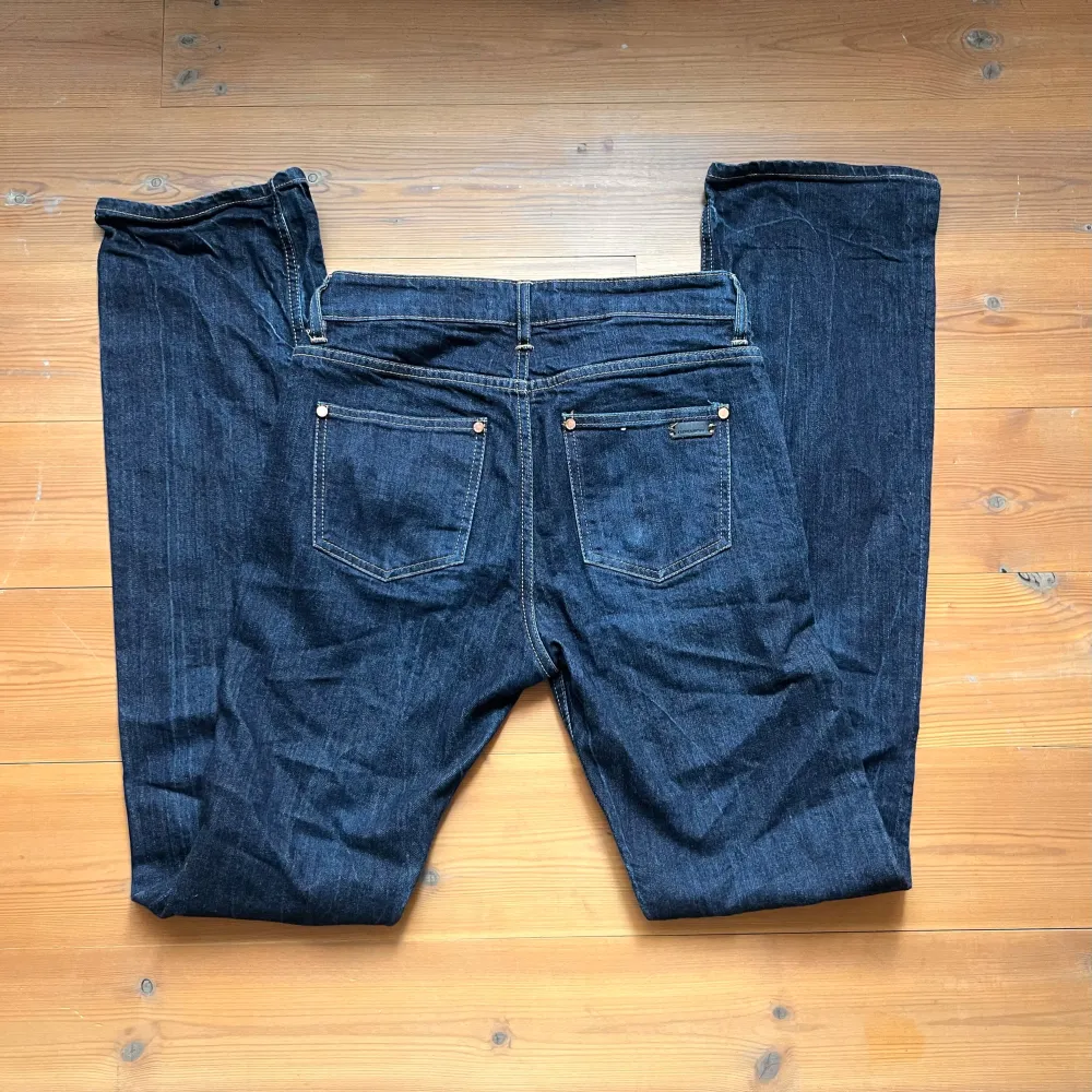 Lågmidjade jeans i en mörk tvätt och lite vidare ben. Nypris låg på 799kr och kvaliten är både slitstark och lite hårdare i materialet. . Jeans & Byxor.