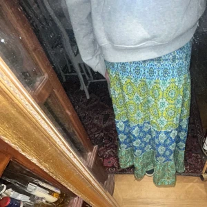 Trendig Långkjol från zara - Jättesnygg Långkjol från zara. Passar så bra till sommaren. Helt slutsåld. Storlek M men skulle säga att den passar S-L. 