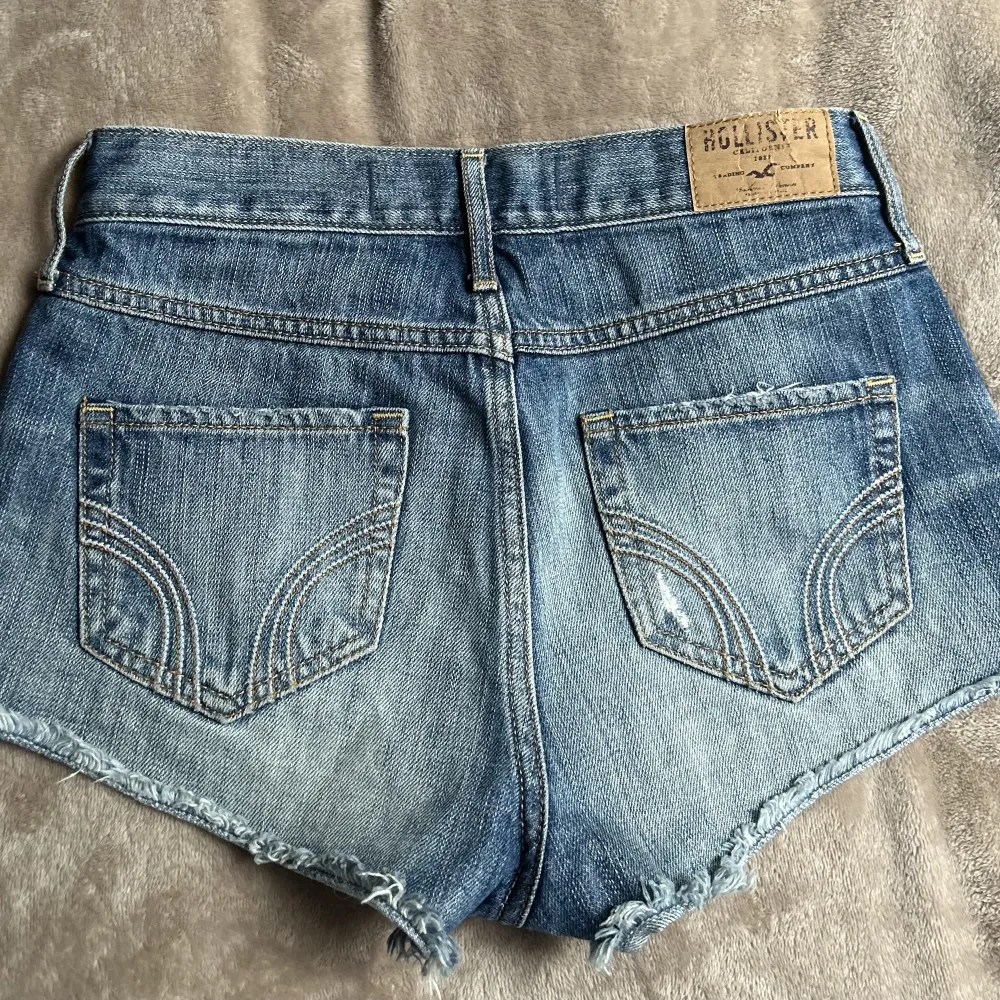 Säljer dessa jätte fina jeans shorts från HOLLISTER då dem är för små, de är i storlek w25. (Pris kan diskuteras) . Shorts.