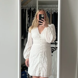 Bree Dress - Säljer denna oanvända klänning från bubbleroom då den inte kommer till användning. Köpte den för 799kr men säljer den för 499kr🤩