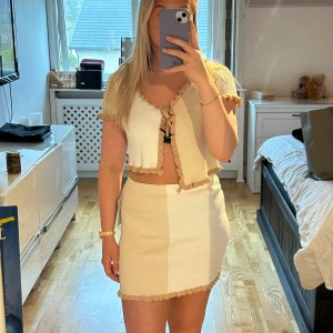 Matchande sett  - Matchande sett från Na-Kd. Perfekt som beach coverup. Prislappen finns kvar. (Båda delarna ingår såklart i de satta priset). I färgerna vit & ljusbeige 