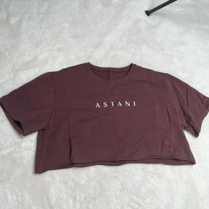 Croppad T-shirt  - Brun croppad T-shirt  Oanvänd  Strl: S Oversized modell