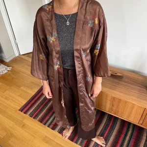 Kimono - Morgonrock/kimono i perfekt skick, kantband saknas tyvärr men det finns öglor att trä i