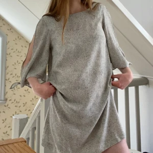 Prickig klänning - Prickig viskos klänning med armar man kan knyta. Använd, mycket bra skick 