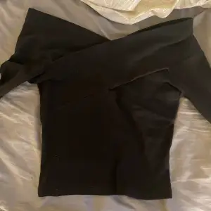 Säljer denna svarta tröja, korsad över bröstet. Den är i bra skick och knappt använd. Passar mig som är M. 