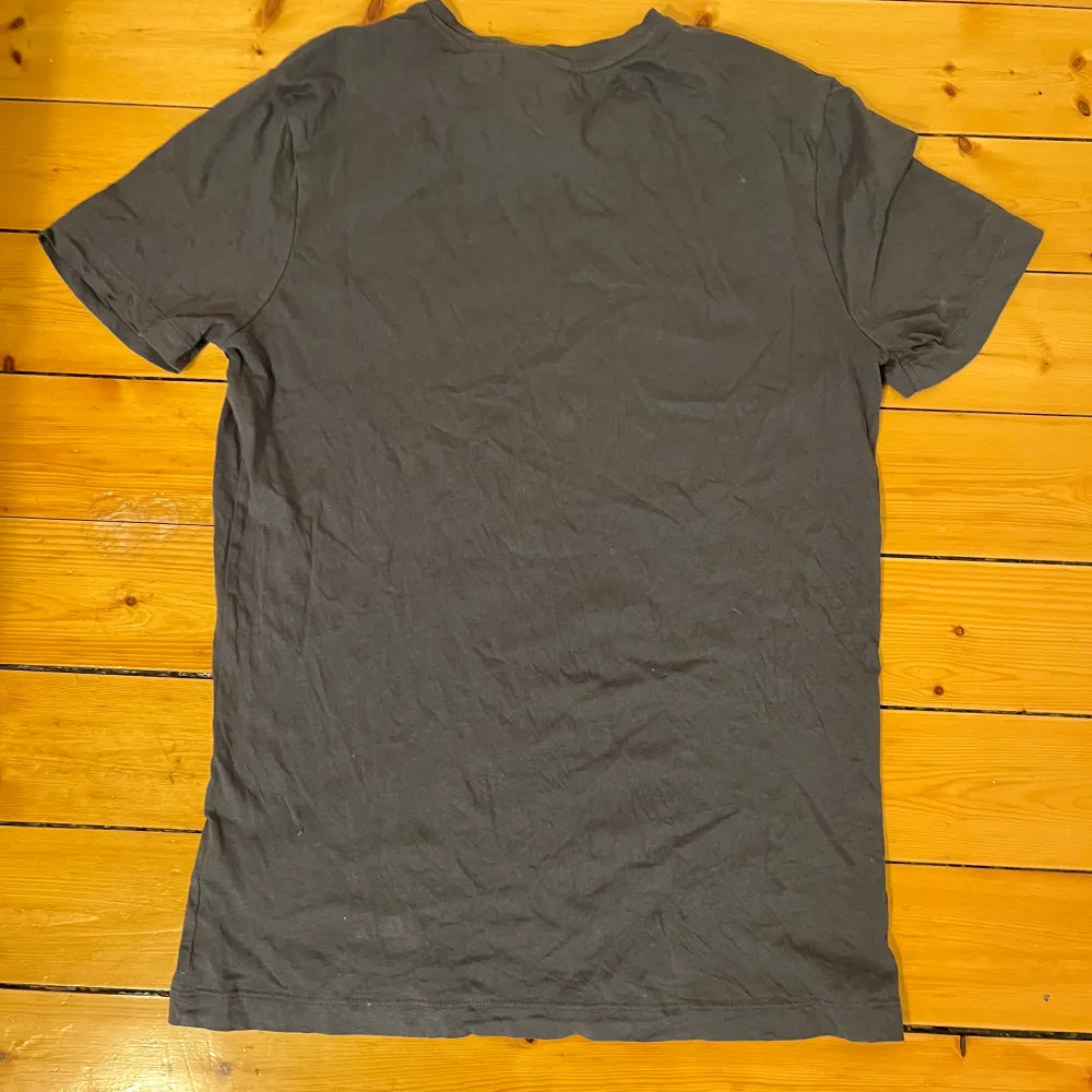 Grå t shirt från ted bernhardz i storlek M. Använd med i bra skick då den är bara 4 månader gammal. Original pris 399:-. Pm för mer info och bilder. Bomull tshirt. T-shirts.